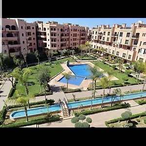 Un Moderne Chic Vue Sur Piscine Appartement